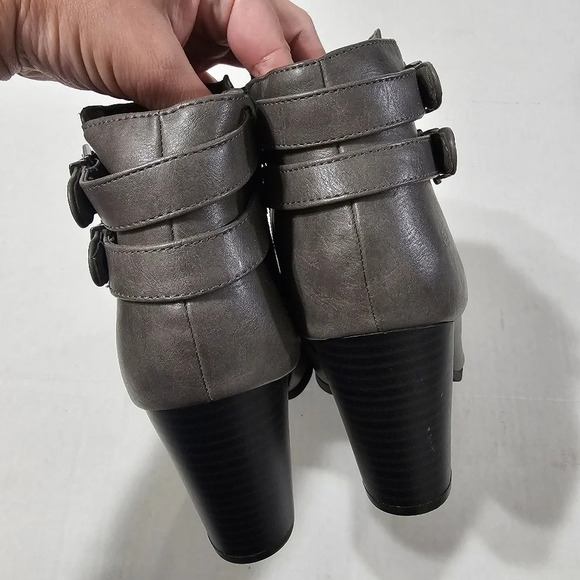 CHARLOTTE RUSSE Gray Faux Leather Ankle Boots Size 9 - Picture 4 of 10